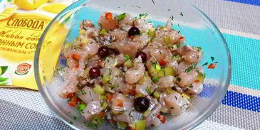 тартар из муксуна с брусничным соусом