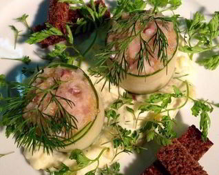 Тартар из сельди в огурце