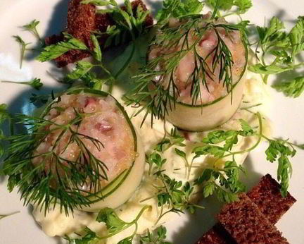 Тартар из сельди в огурце