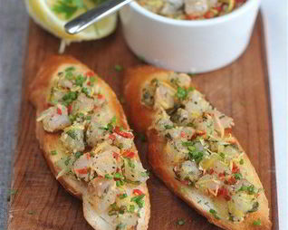 Тартар из скумбрии с жареным багетом