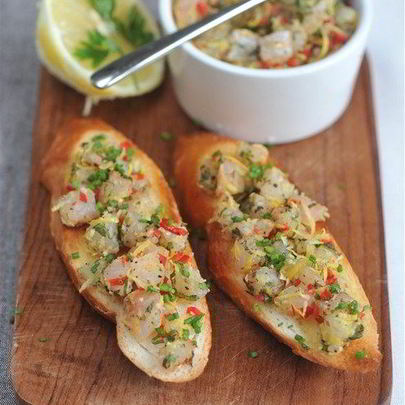 Тартар из скумбрии с жареным багетом