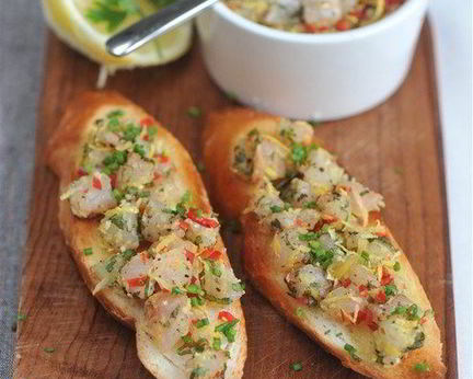 Тартар из скумбрии с жареным багетом