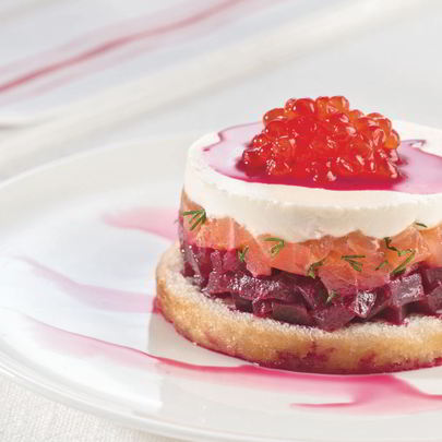 Тартар из свеклы и форели с красной икрой