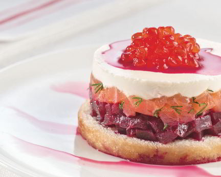 Тартар из свеклы и форели с красной икрой