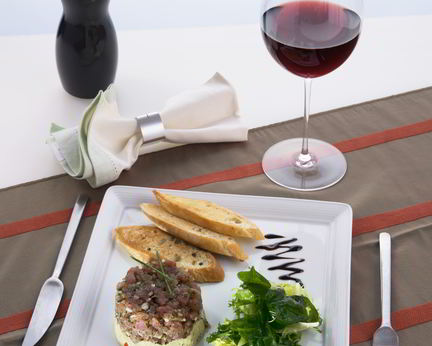 Тартар из тунца с авокадо и помидорами черри