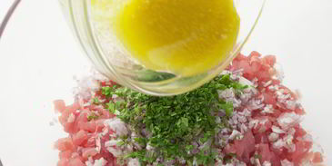 тартар из тунца с авокадо и помидорами черри