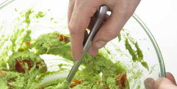 тартар из тунца с авокадо и помидорами черри