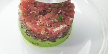 тартар из тунца с авокадо и помидорами черри