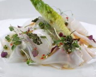 Тартар из тунца с авокадо под рисовой бумагой и соусом юдзу