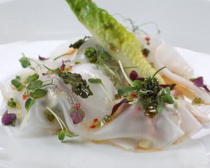 Тартар из тунца с авокадо под рисовой бумагой и соусом юдзу