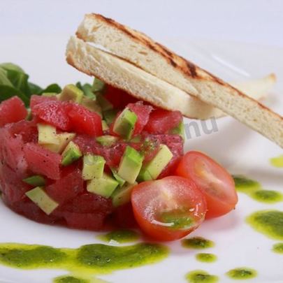 Тартар из тунца с авокадо