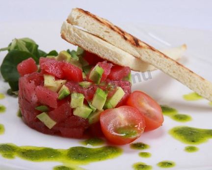 Тартар из тунца с авокадо