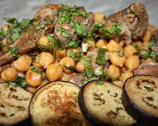 Ароматная говядина с нутом и Ткемали