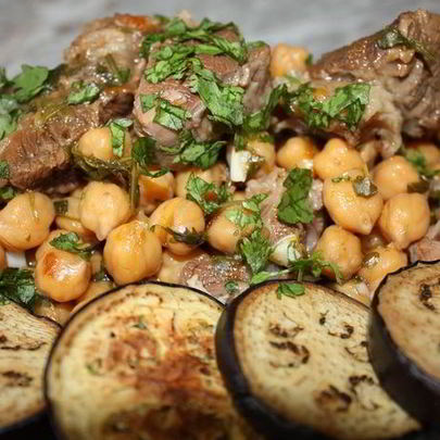 Ароматная говядина с нутом и Ткемали