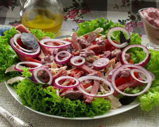Мясной салат с майонезом-Ткемали