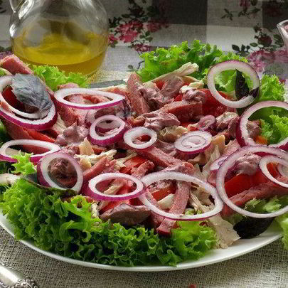 Мясной салат с майонезом-Ткемали