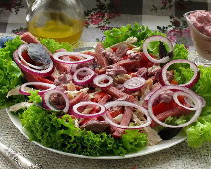 Мясной салат с майонезом-Ткемали