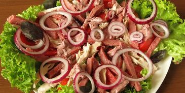 мясной салат с майонезом-ткемали