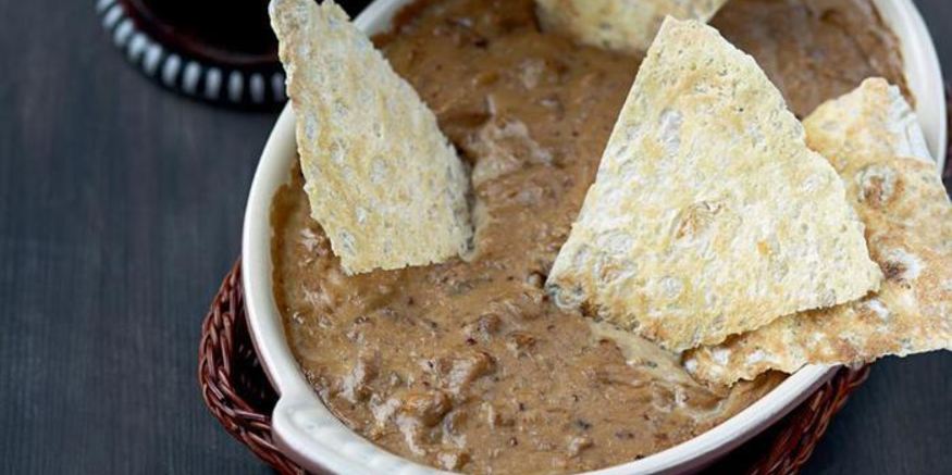 Рецепт горячего сырного соуса с цесаркой и домашними чипсами