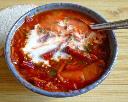 Классический борщ со свеклой и свиными ребрышками