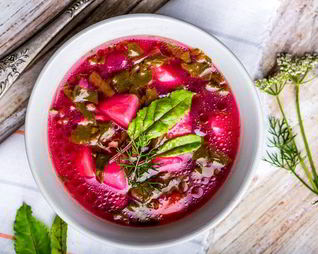 Летний борщ из молодой свеклы