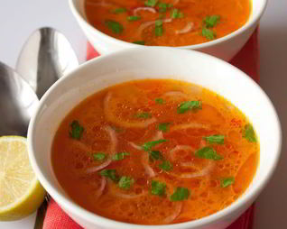 Бульон из индейки с помидорами и острым перцем