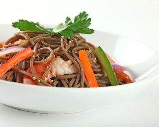 Бульон с гречневой лапшой и морскими гребешками