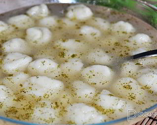 Бульон с клецками