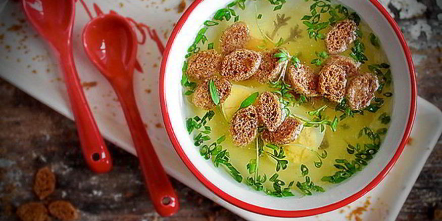 Рецепт куриного бульона на имбире с гренками