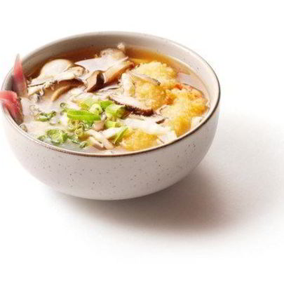 Овощной бульон с омлетом, овощами и имбирем