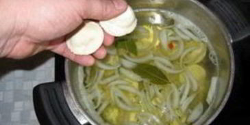 пельмени с бульоном