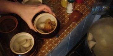 пельмени в горшочках с печенью и бульоном