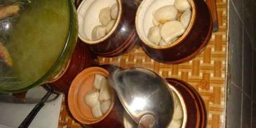 пельмени в горшочках с печенью и бульоном