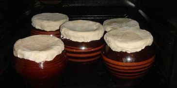 пельмени в горшочках с печенью и бульоном