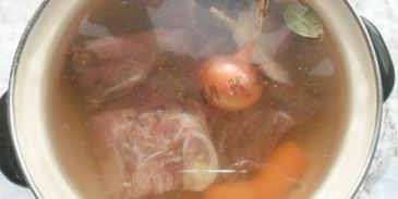 прозрачный мясной бульон из свинины