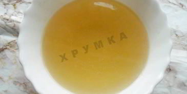прозрачный мясной бульон из свинины
