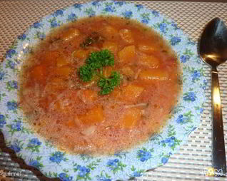 Суп на курином бульоне с мускатной тыквой и луком