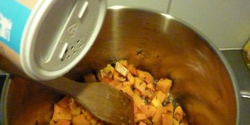 суп на курином бульоне с мускатной тыквой и луком