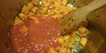 суп на курином бульоне с мускатной тыквой и луком