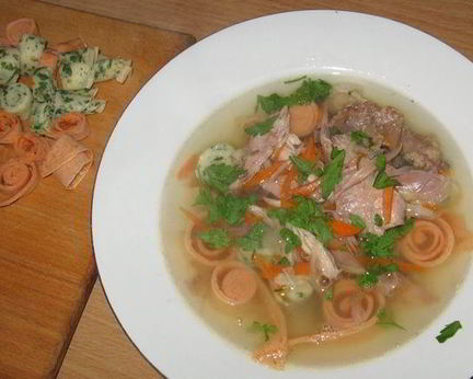 Суп Панадель — бульон с блинчиками