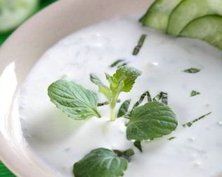 Белый гаспачо с виноградом и огурцами