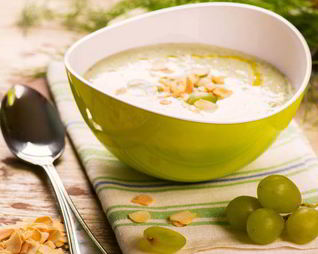 Белый гаспачо с виноградом