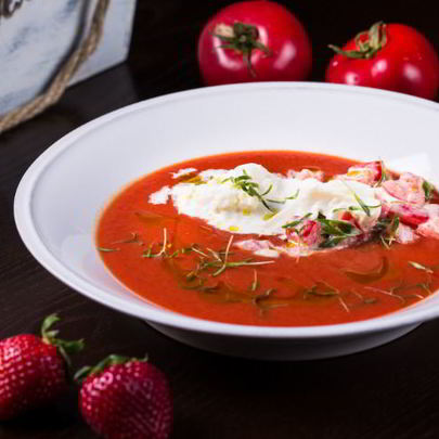 Гаспачо из томатов с сыром и клубникой