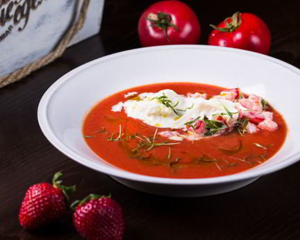 Гаспачо из томатов с сыром и клубникой