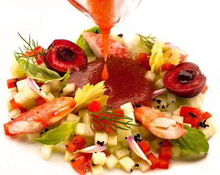 Гаспачо с черешней и крабом