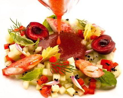 Гаспачо с черешней и крабом