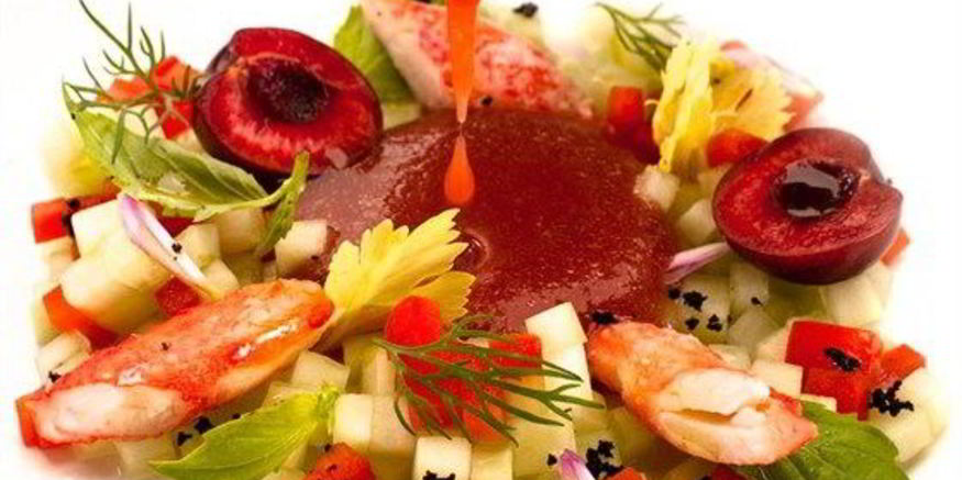 Рецепт гаспачо с черешней и крабом