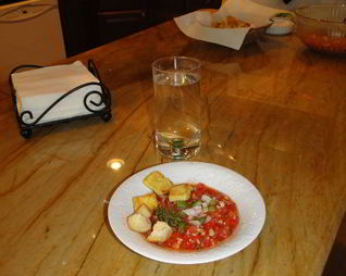 Гаспачо с чесночными гренками