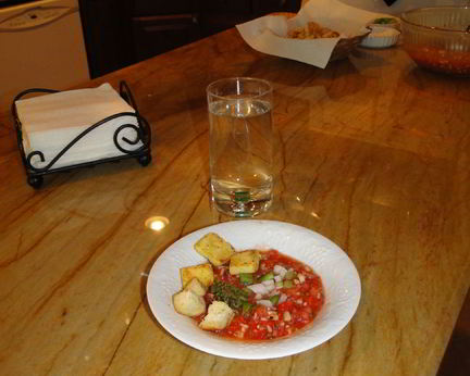 Гаспачо с чесночными гренками