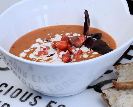 Гаспачо с клубникой и виноградом